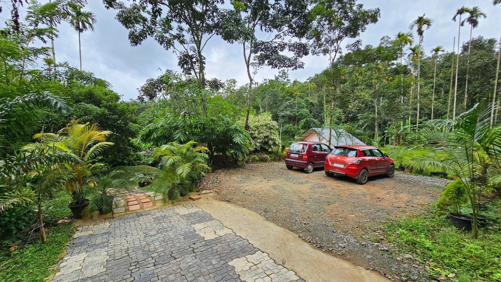 Casta Wild Resort Batheri Esterno foto
